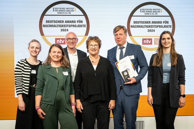 Siegerübergabe – Deutscher Award für Nachhaltigkeitsprojekte 2024, verliehen vom Deutschen Institut für Service-Qualität & ntv