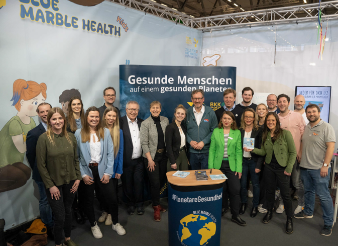 BLUE MARBLE HEALTH Team am Messestand auf der Bildungsmesse didacta