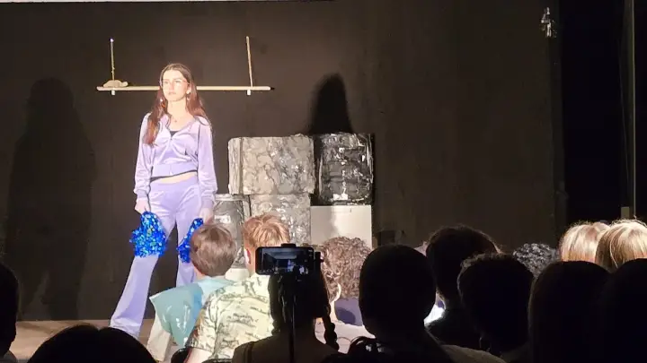 Rolle der Animateurin im Theaterstück Blue Line