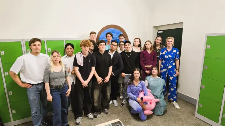 Gruppenfoto der Teilnehmenden des Theaterprojekts Blue Line