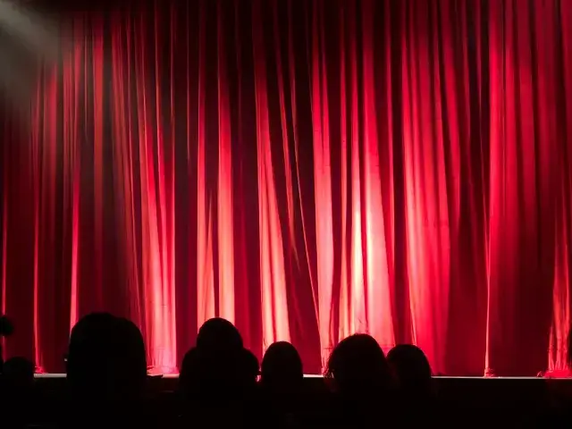 Theatervorhang – Blue Line, das Theaterprojekt von BLUE MARBLE HEALTH