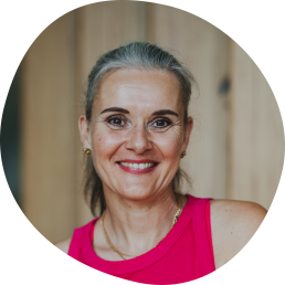 Porträt der Yogalehrerin Iris Löwe